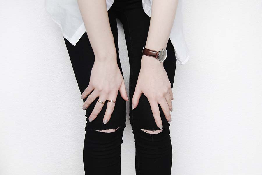 calça jeans preta feminina rasgada no joelho